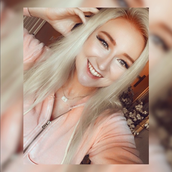 Meet your Posher, Hannah - Picture 1 of 4